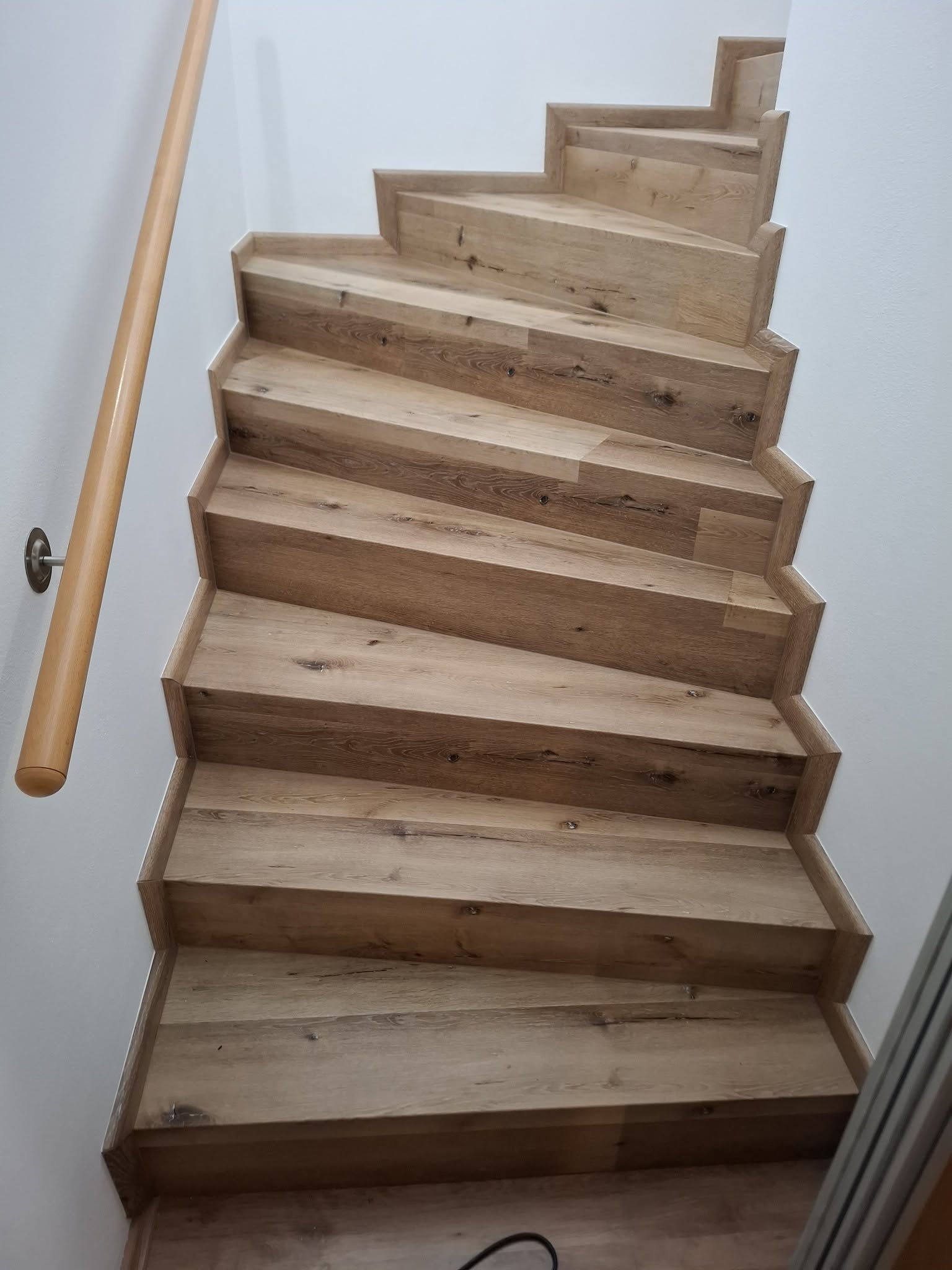Detail soklovej lišty na rozhraní podlahy a steny